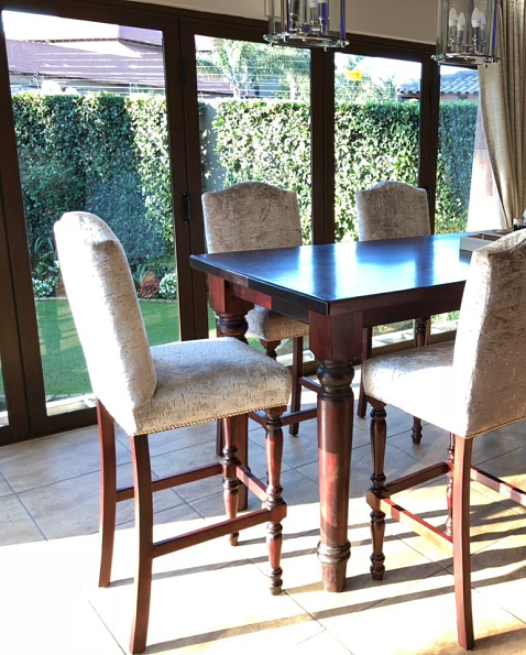 RECTANGULAR-COCKTAIL-TABLE-BARON-CHAIRS