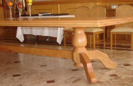 CABRIOLE-TABLE