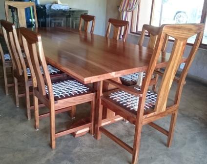 FARMHOUSE-DINING-CHAIRS-CARVER-Riempies-CATALAN-TABLE